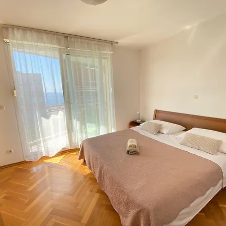 Loni Apartment *