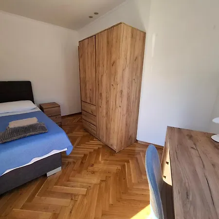 Loni Apartman *