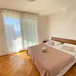 Loni Apartman *